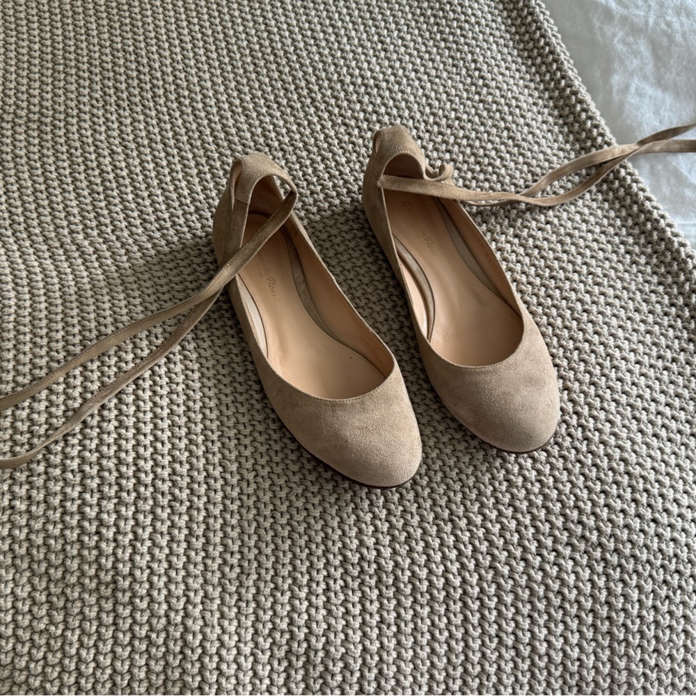 Gianvito Rossi beige suede ballet flat with ties.